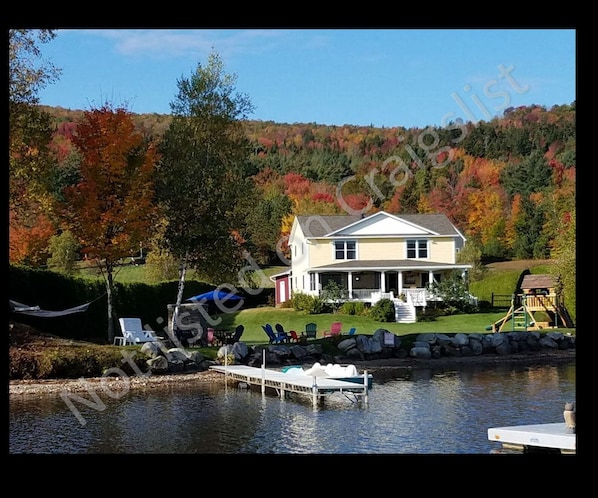 Beach House with Cabin Feel & 1/2 Screened & 1/2 open Lakeside Porch. 