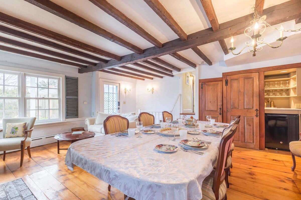 Rockmere Inn: Fireplace, 3 King Suites, Elegant Home, Walk to Quaint Shopping, Fast WiFi, Parking