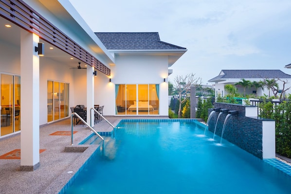 Huge and Gorgeous Pool Villa (P54)