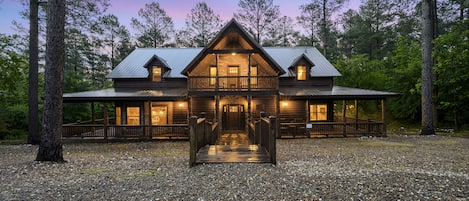 All Spruced Up - 5 STAR Luxury Cabin & Sleeps 18