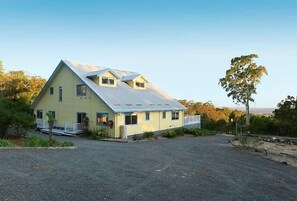 Entrance to Jamevin Lodge 