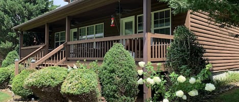 3 Bedroom, 2.5 Bath, Riverfront Cabin