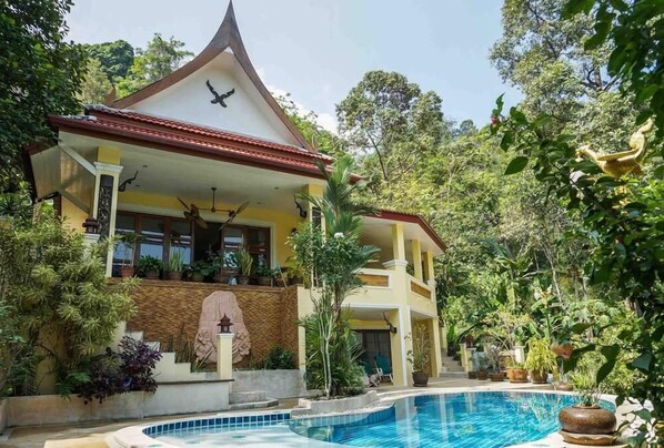 pool-villa in tropical Garden 