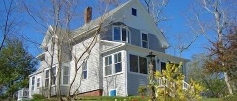 Front view of house with 3 season porch