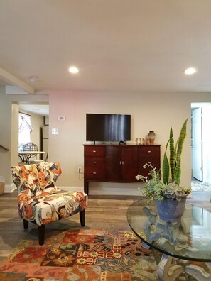 LIVING ROOM - sitting area, tv, wifi, cable, good lighting for ready and resting