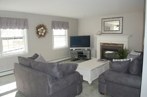 Living Room - HD cable TV and DVD player, gas fireplace