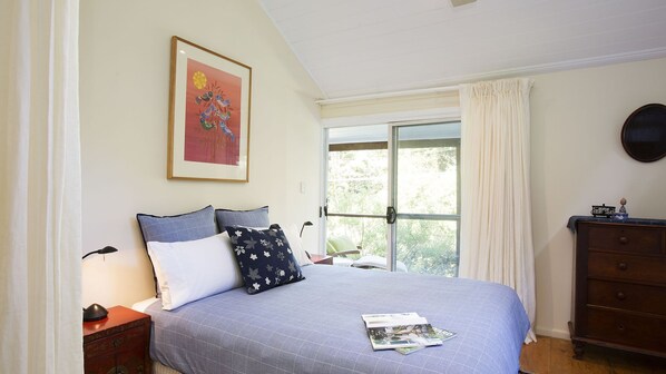 Main Bedroom, Queen size bed with access to the verandah.
