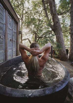 Outdoor spa tub