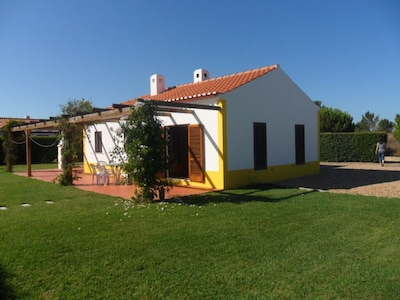 Villa idónea para niños en zona tranquila con gran piscina