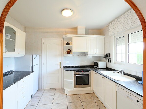 Propriété, Pièce, Cuisine, Cabinetry, Meubles, Comptoir, Bâtiment, Design Intérieur, Maison, Plafond