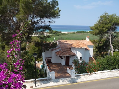 Villa Salamandra en la hermosa SonBou con impresionantes vistas a la playa.