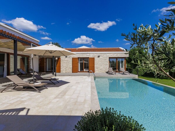 Nuage, Ciel, L'Eau, Plante, Bâtiment, Propriété, Fenêtre, Piscine, Maison, Ombre