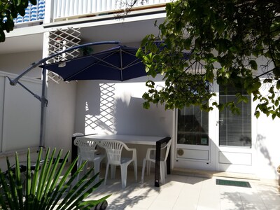 Apartment with terrace and garden in the center and near the beach