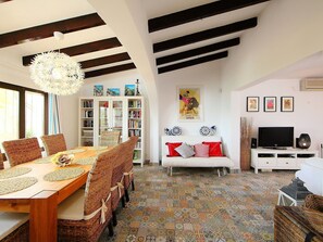 Room, Property, Interior Design, Furniture, Building, Ceiling, Living Room, Wall, House, Home
