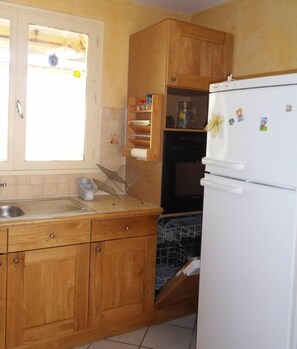 Kitchen (dishwasher, freezer, and oven)