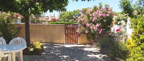 Shaded garden terrace (with barbecue)