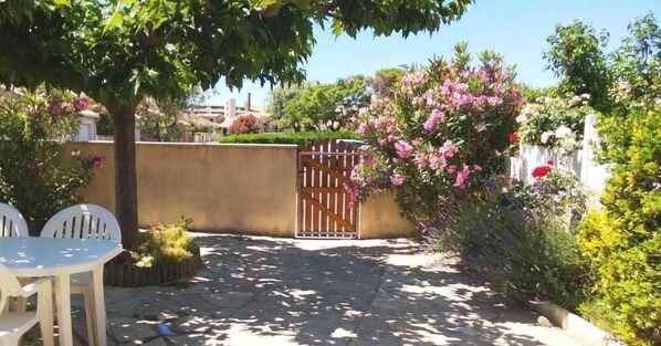 Jardin terrasse ombragée (avec barbecue)