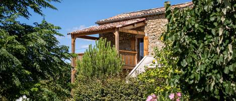 Gites Marston - La Magnanerie - Entrance and terrace