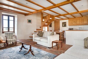Gites Marston - La Magnanerie - Open plan living space, dining area & kitchen