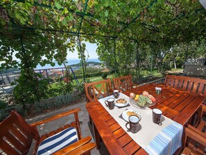 Tabelle, Pflanze, Möbel, Eigentum, Stuhl, Gartenmöbel, Tisch Im Freien, Holz, Interior Design, Gebäude