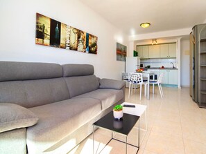 Tabelle, Couch, Möbel, Bilderrahmen, Interior Design, Studio Couch, Wohnzimmer, Komfort, Cabinetry, Flooring