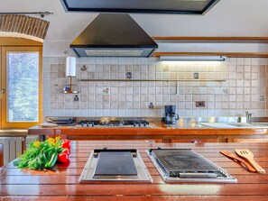 Countertop, Fenster, Gebäude, Holz, Küche, Beleuchtung, Wohnzimmer, Orange, Interior Design, Flooring