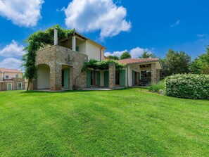 Cloud, Sky, Plant, Building, Window, Natural Landscape, Tree, House, Land Lot, Vegetation