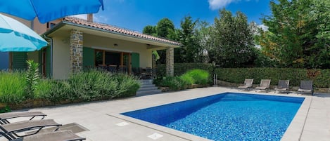 Cloud, Plant, Sky, Property, Daytime, Building, Blue, Water, Swimming Pool, Azure