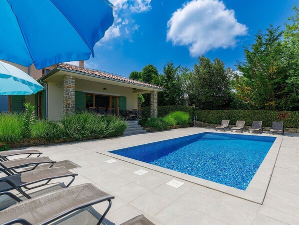 Cloud, Plant, Sky, Property, Daytime, Building, Blue, Water, Swimming Pool, Azure