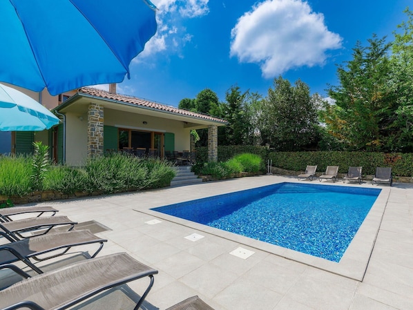 Cloud, Plant, Sky, Property, Daytime, Building, Blue, Water, Swimming Pool, Azure
