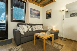 living room, sitting area