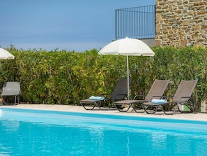 Wasser, Pflanze, Möbel, Eigentum, Regenschirm, Azurblau, Schatten, Schwimmbad, Gartenmöbel, Sonnenliege