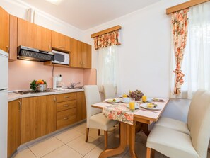Pièce, Meubles, Propriété, Design Intérieur, Bâtiment, Jaune, Cuisine, Maison, Sol, Table