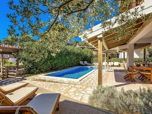 Plante, Meubles, Bleu Azur, Mobilier De Jardin, Botanique, Ombre, Piscine, Bâtiment, Chaise, L'Eau
