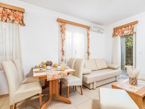 Pièce, Meubles, Salon, Propriété, Design Intérieur, Rideau, Orange, Table, Jaune, Sol