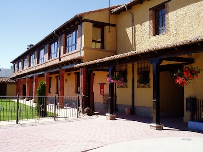 Antigua hacienda castellana reformada cerca de León.