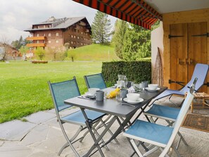 Tabelle, Pflanze, Gebäude, Möbel, Stuhl, Blumentopf, Baum, Holz, Schatten, Gartenmöbel