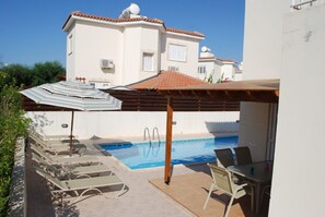Sunbathing area by the  pool