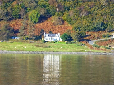 Casa rural cerca de la orilla del mar con vistas al mar ya la montaña, a 13 km de Portree.