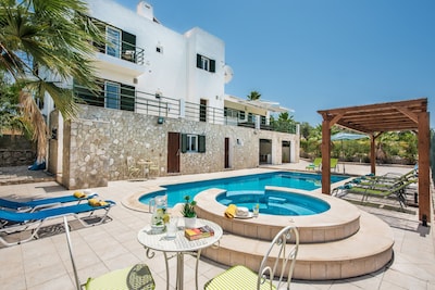 Villa con piscina climatizada, pista de tenis, jacuzzi, sala de juegos y WIFI