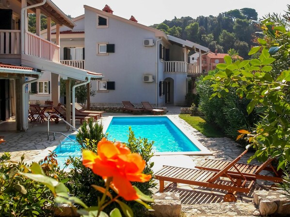 L'Eau, Plante, Bâtiment, Propriété, Piscine, Fenêtre, Ciel, Bleu Azur, Chaise, Fleur