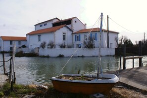 Moulin vu du port par grande marée
