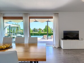 Möbel, Eigentum, Couch, Tabelle, Gebäude, Interior Design, Holz, Wohnzimmer, Pflanze, Schatten