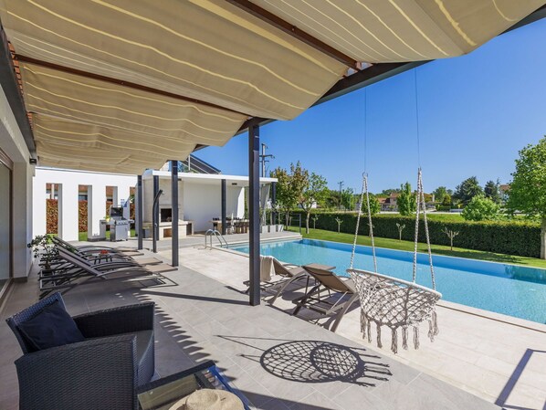 L'Eau, Propriété, Bâtiment, Plante, Ombre, Ciel, Piscine, Mobilier De Jardin, Arbre, Condominium