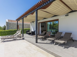 Eigentum, Pflanze, Himmel, Schatten, Gebäude, Interior Design, Baum, Holz, Gartenmöbel, Öffentlicher Raum