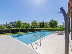 L'Eau, Ciel, Plante, Propriété, Piscine, Bâtiment, Bleu Azur, Ombre, Rectangle, Arbre