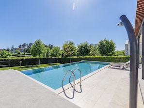 Wasser, Himmel, Pflanze, Eigentum, Schwimmbad, Gebäude, Azurblau, Schatten, Rechteck, Baum