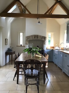 Explore Oxford and the Cotswolds from Charming, Spacious 17th Century Cottage