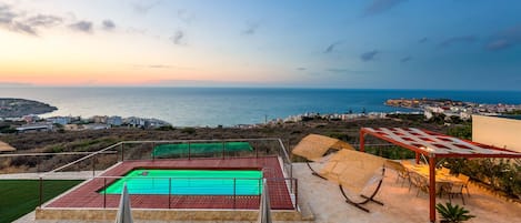 Luxuriate exceptional views of Cretan sea & Rethymno city