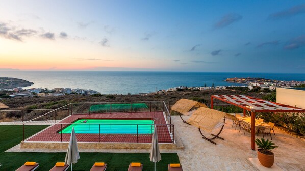 Luxuriate exceptional views of Cretan sea & Rethymno city